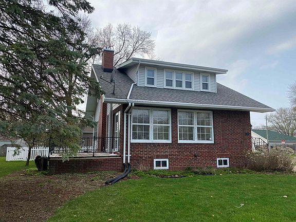 Brick/Vinyl exterior