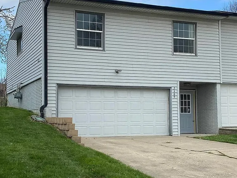2309 S 5th Ave — Photo 1