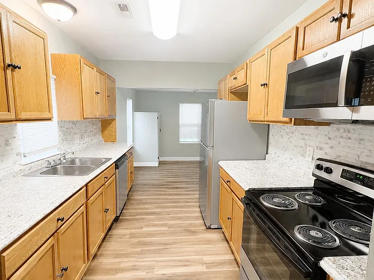 1103 Colonial Ave — Photo 7