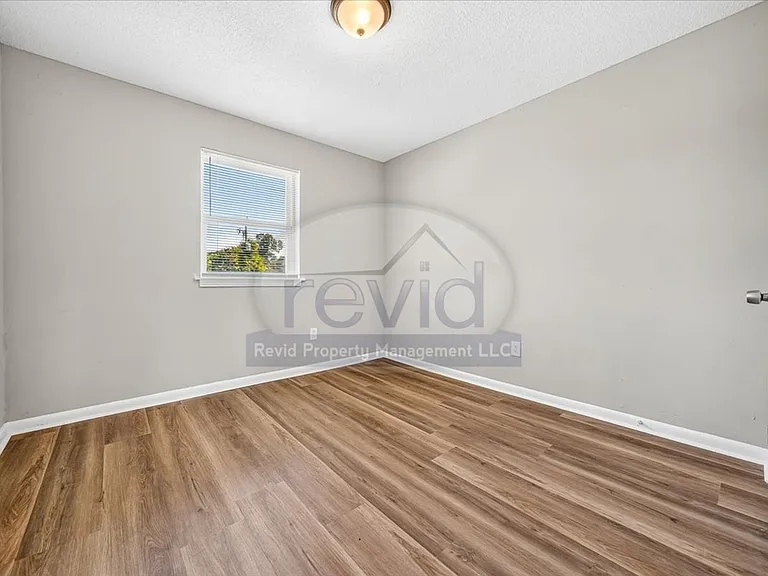 708 Hastings — Photo 21