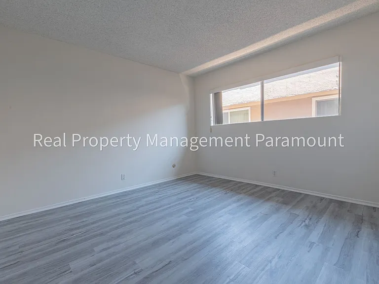 540 W Queen Street — Photo 8