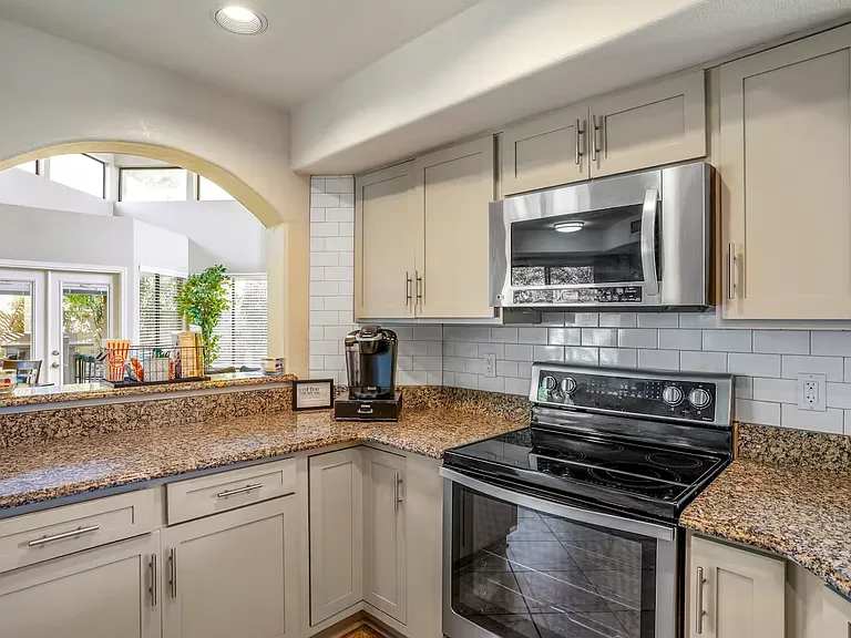 Full kitchen
