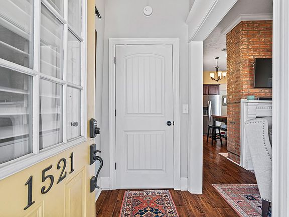 Step inside this welcoming 2 bed, 2 bath home!