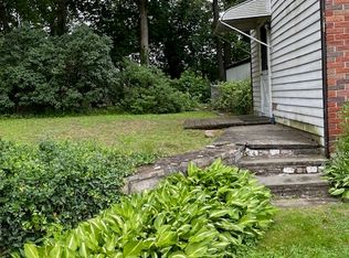 102 Trojan Dr, Bridgeport, CT 06610