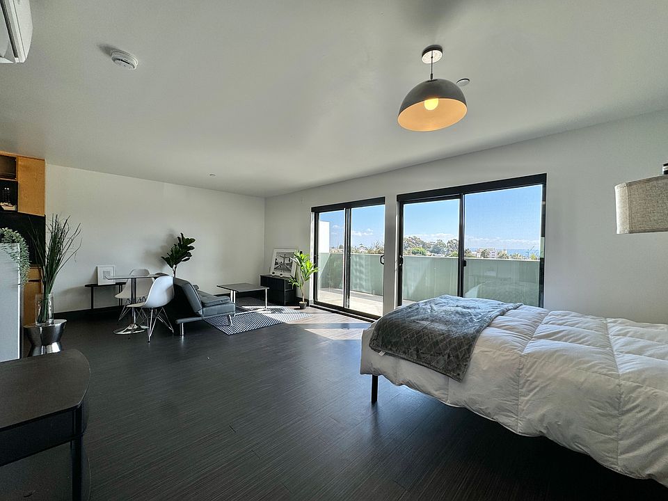 BRIGHT loft w HUGE patio
amazing views of dntown skyline & water/ bridge