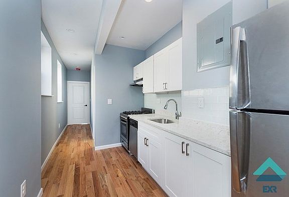 4th image of 20 Menahan St #03E
