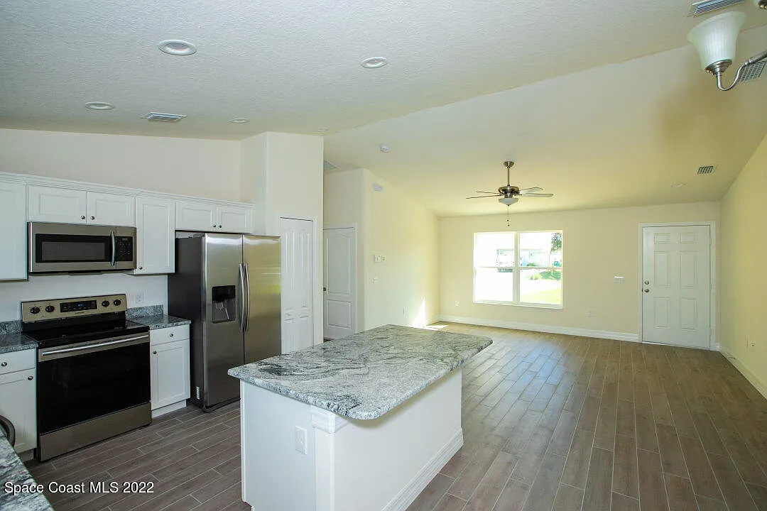 3 bed, 2.0 bath, 1312 sqft, $2,000 — Photo 2