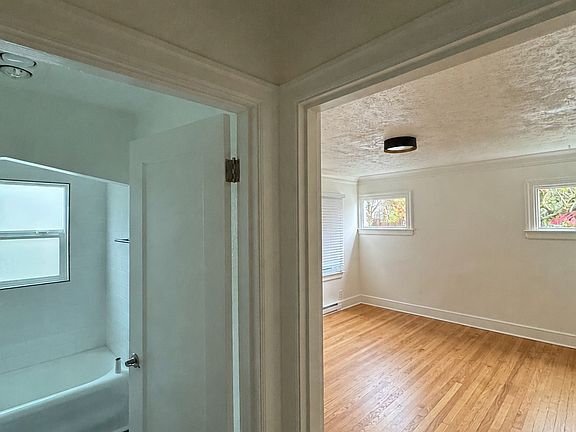 4th image of 637 N Skidmore St