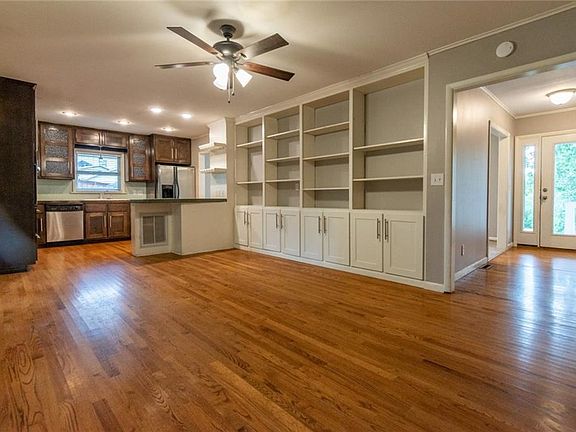 5th image of 434 W Prospect St