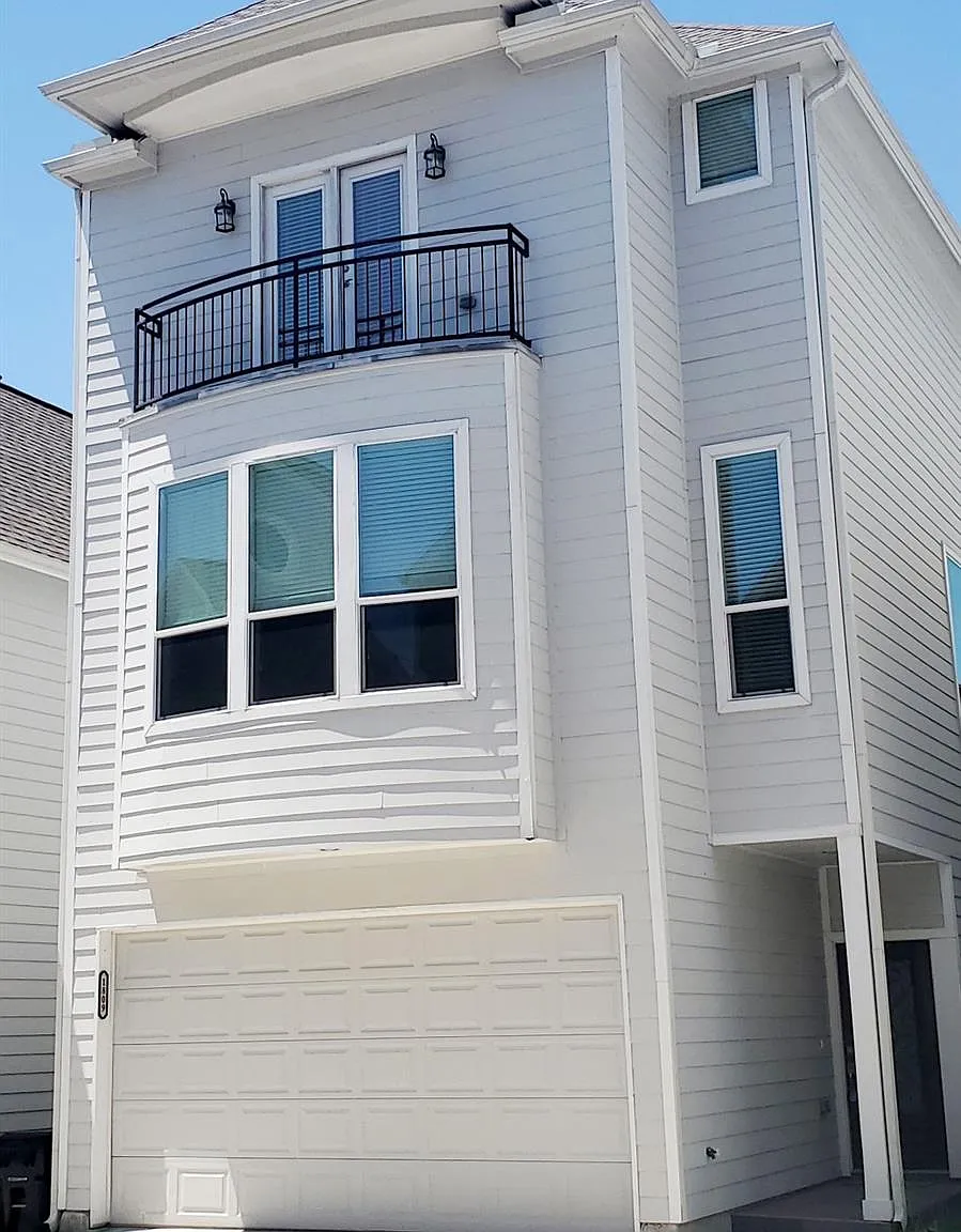 3 bed, 3.5 bath, 2010 sqft, $2,695 — Photo 1