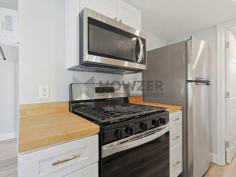 35 Riverside Dr #1R — Photo 1