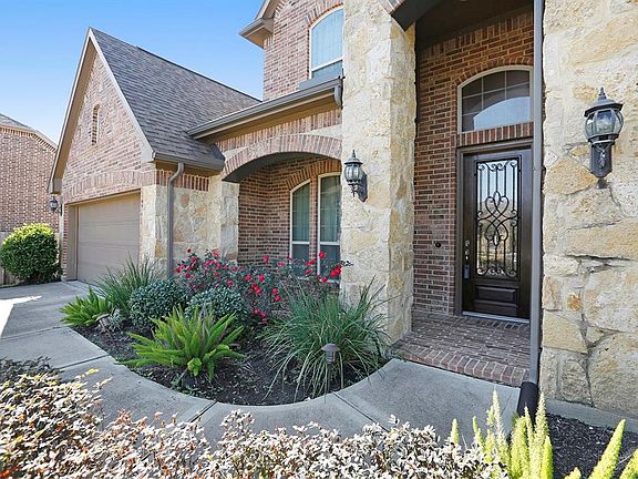 Inviting front entry with well-manicured landscaping