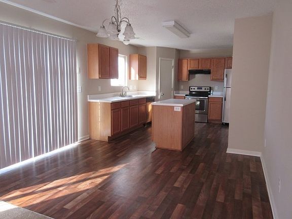 4th image of 814 Stockport Way