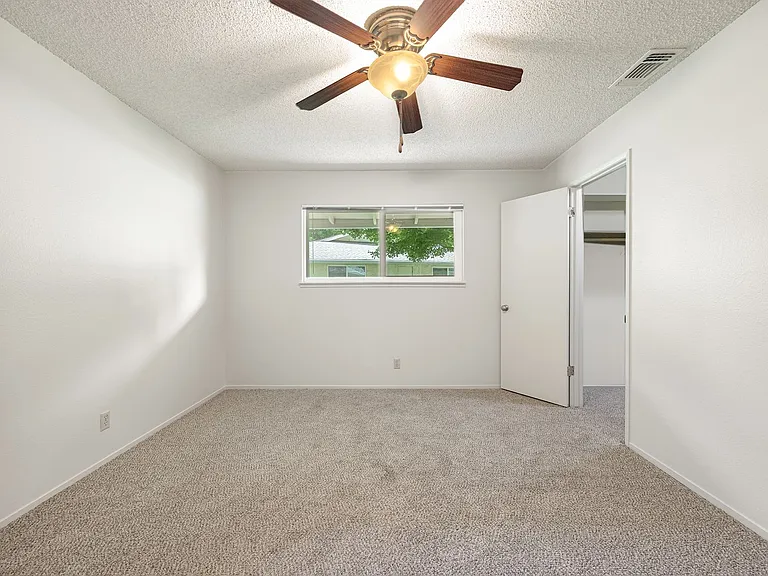Lassen Villa Apartments — Photo 24