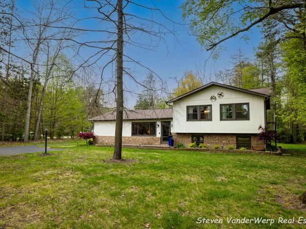 15991 Croswell St, West Olive, MI 49460