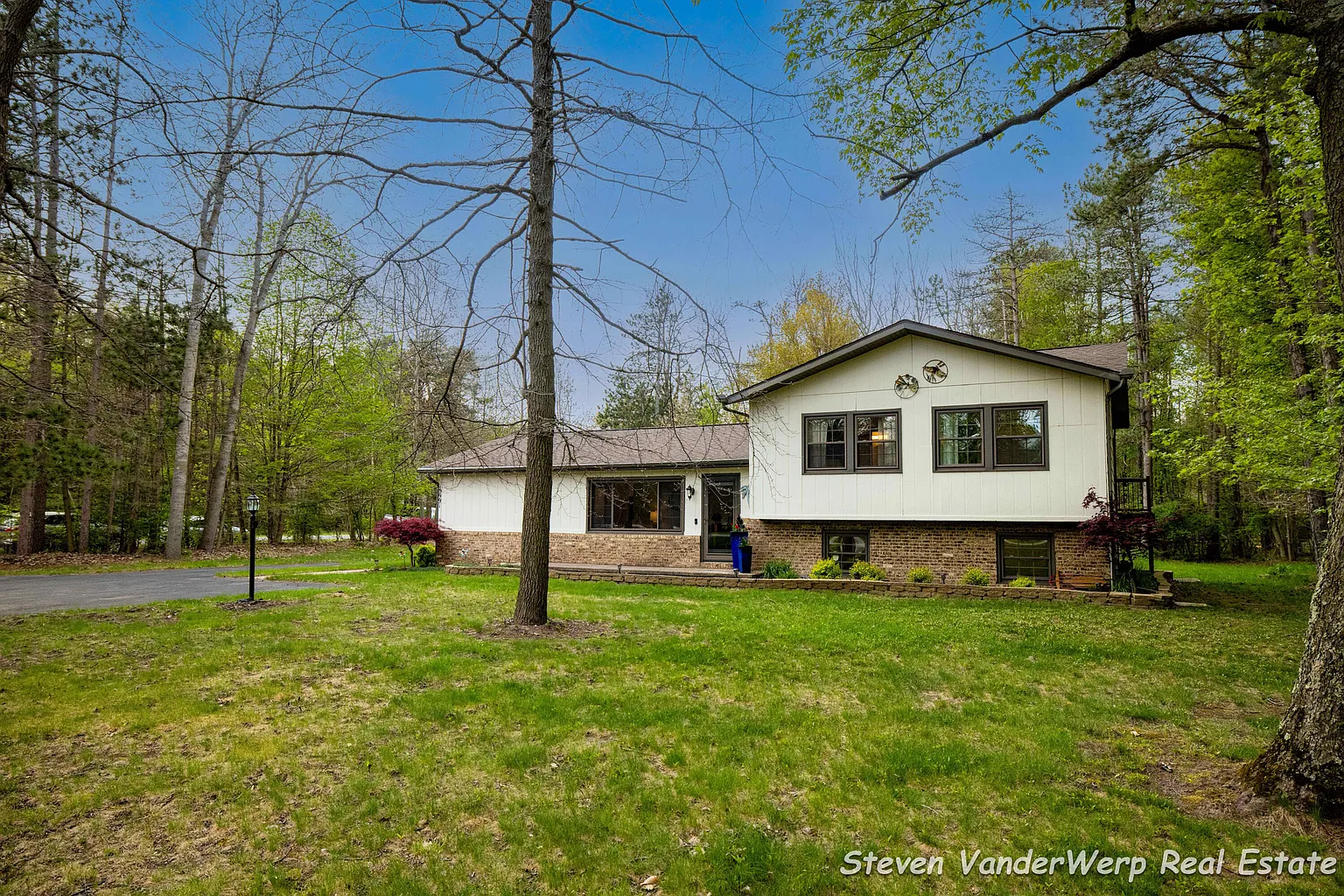 15991 Croswell St photo 1