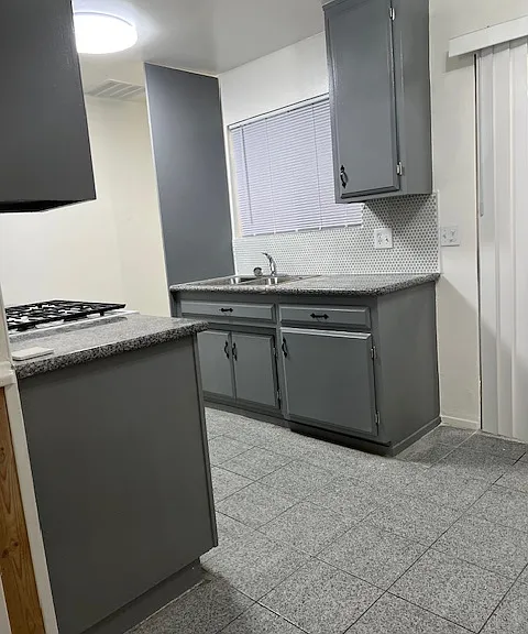 1147 Irving Ave #A — Photo 8