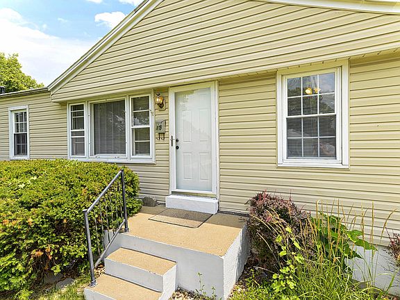 3rd image of 15 Louise Ct