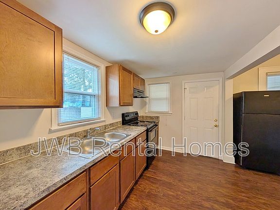 2nd image of 457 46th St E