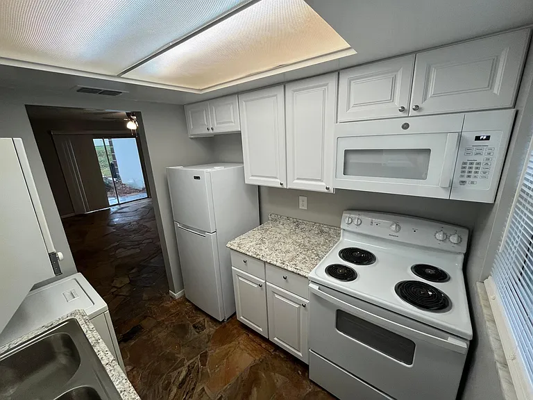 2405 SE 16th Ave #A — Photo 2
