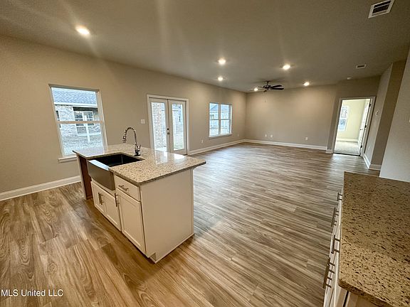 2nd image of 12218 Savannah Cir