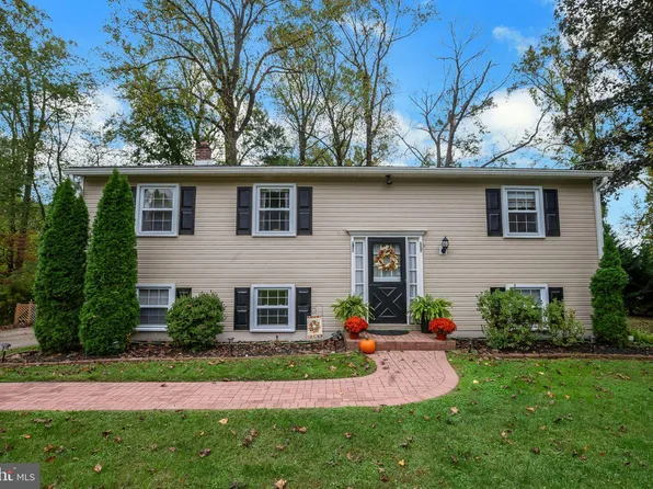 1690 Hillcrest Ln, Aston, PA 19014