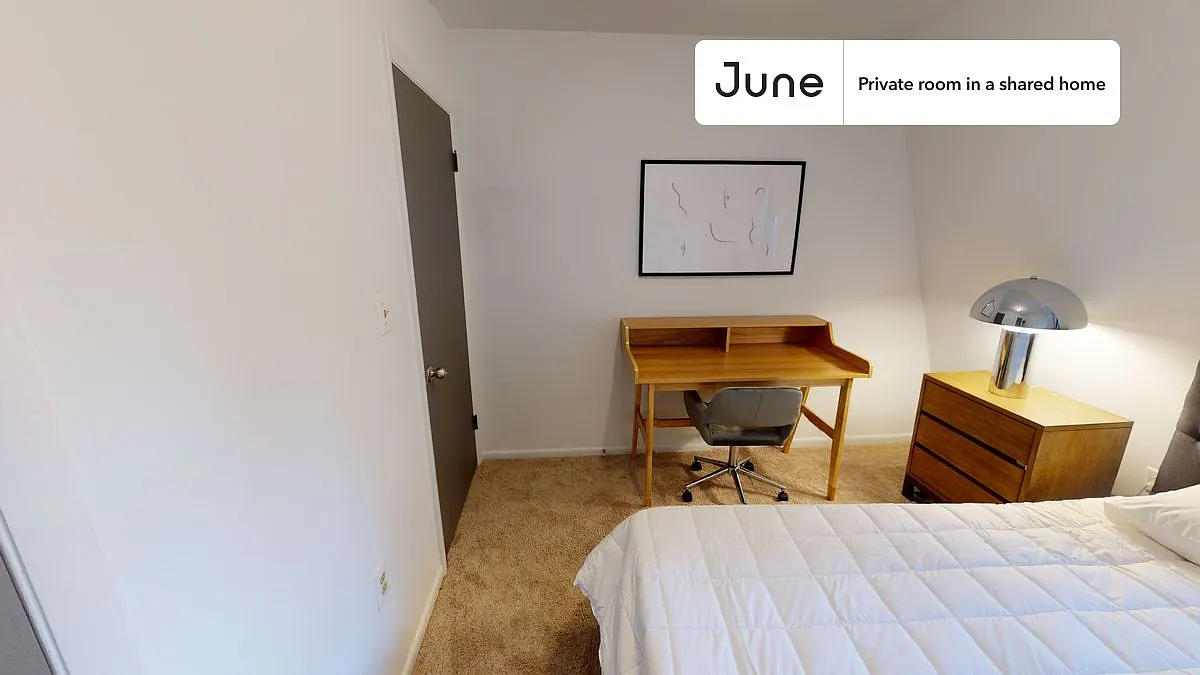 Full bedroom in 5 bed/2 bath home in Logan Circle #415 2C — Photo 4