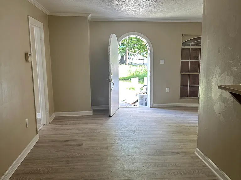 357 S Pkwy E — Photo 11
