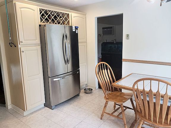 5th image of 30 Moulton Cir