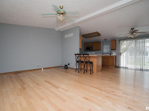 2nd image of 504 W Butternut St