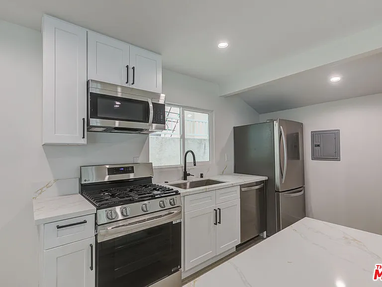 11918 Rochester Ave — Photo 9