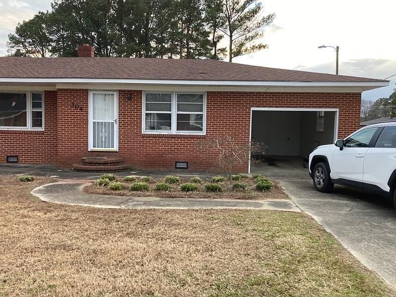 Front of home with single car garage