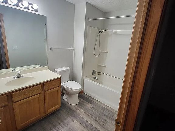 4th image of 1325 SE Delaware Ave APT 9