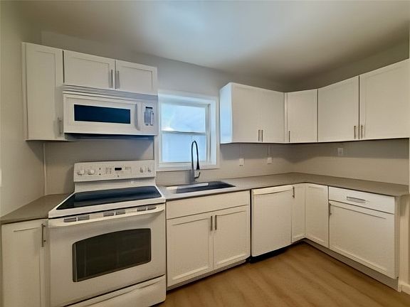 4th image of 1015 N Goodman St