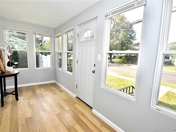 2nd image of 980 Thomas Ave