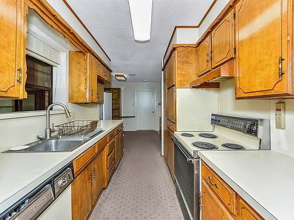 5th image of 810 Hilltop Dr