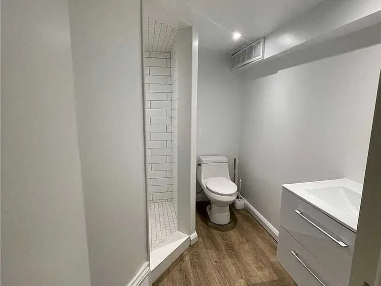 24 Strathgowan Ave #LOWER — Photo 4