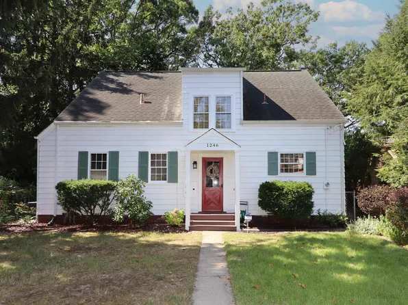 1246 Hillcrest Rd, South Bend, IN 46617
