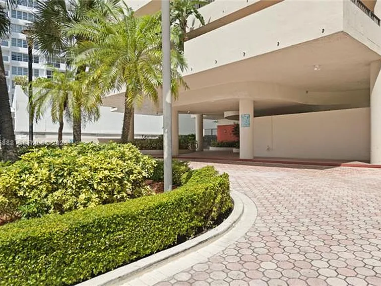 1621 Collins Avenue Cu #908 — Photo 12