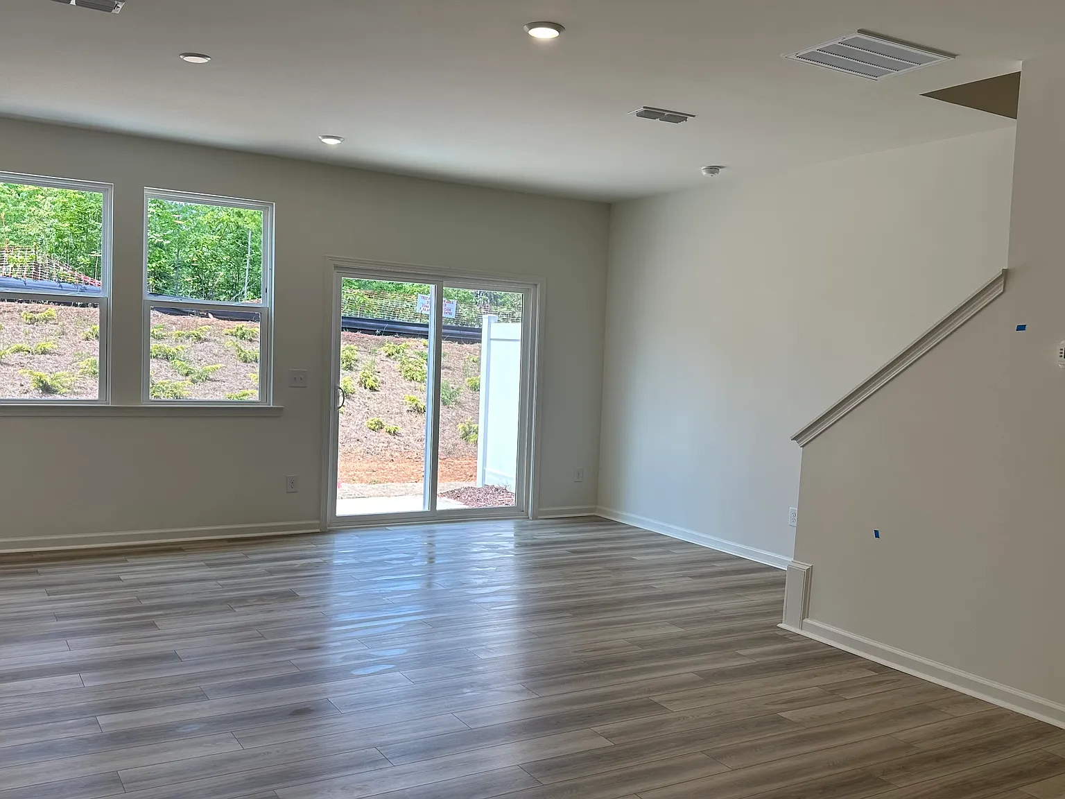 3 bed, 2.5 bath, 1550 sqft, $1,799 — Photo 2