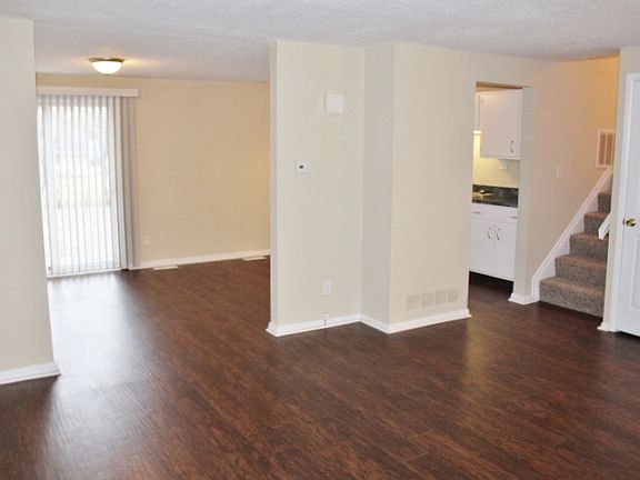 4th image of 131 Fenster Dr
