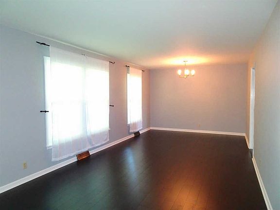4th image of 171 E Regent Dr