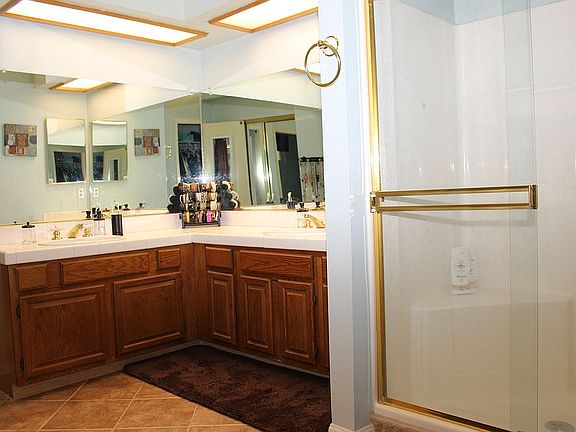 Dbl vanity in master bath