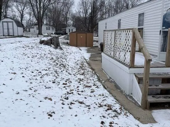 52 Hillview Ln, Freeport, IL 61032