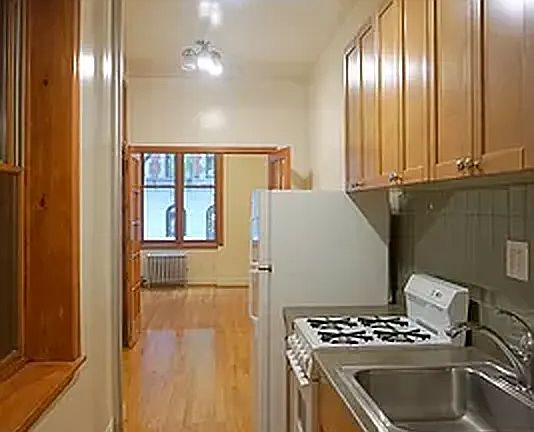 4th image of 114 E 7th St APT 1