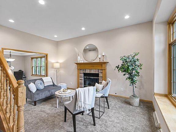 3rd image of 2 Cranbrook Cir