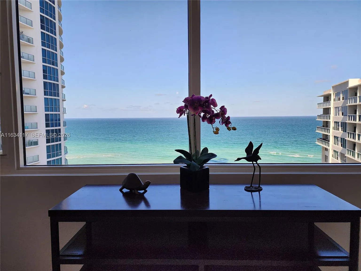 Alexander Towers Condo — Photo 4