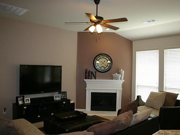 4th image of 916 Lake Hollow Dr