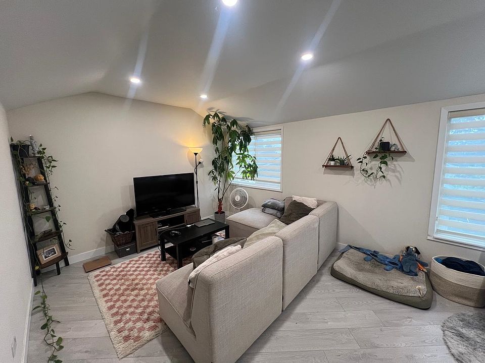 1st image of 560 Springer Ave
