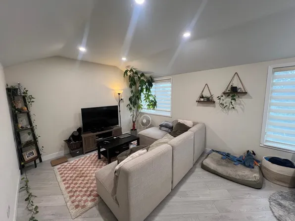 560 Springer Ave, Burnaby, BC V5B 3K7